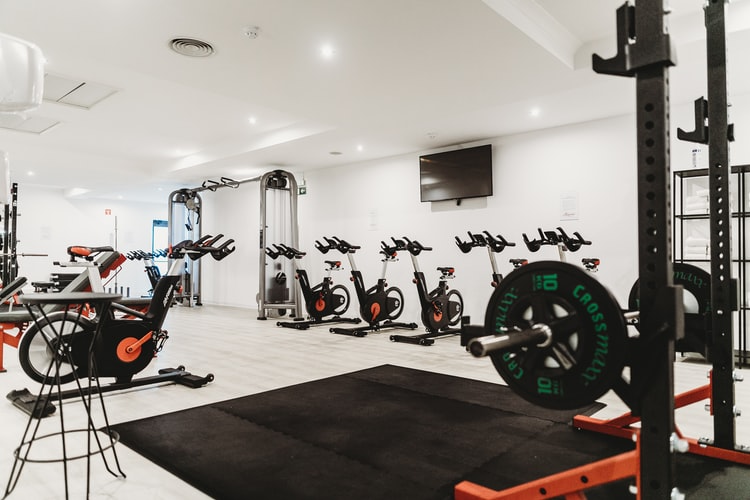 lighting arrangement in the gym 